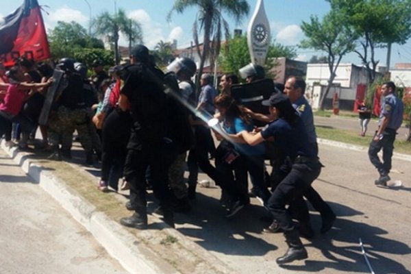 Piquete en el puente Interprovincial: Policías heridos y varios demorados