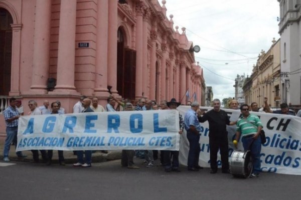 Policías retirados se manifestaron frente a Casa de Gobierno