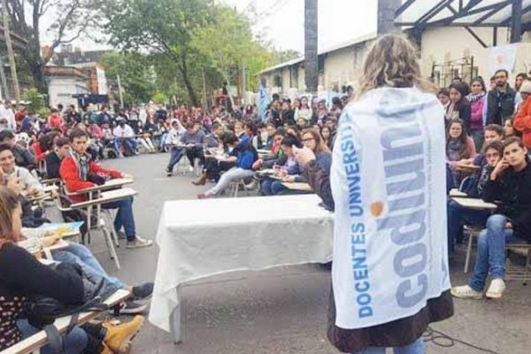 Docentes universitarios de paro solicitan un aumento del 15%