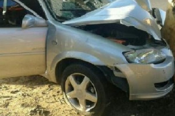 Un auto con cuatro jóvenes despistó y se estrelló contra un árbol