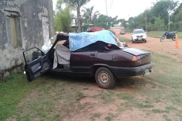 Murieron dos personas luego de chocar un camión con su automóvil