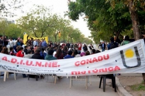 Docentes universitarios de Chaco y Corrientes se adhieren al paro nacional de este jueves y viernes