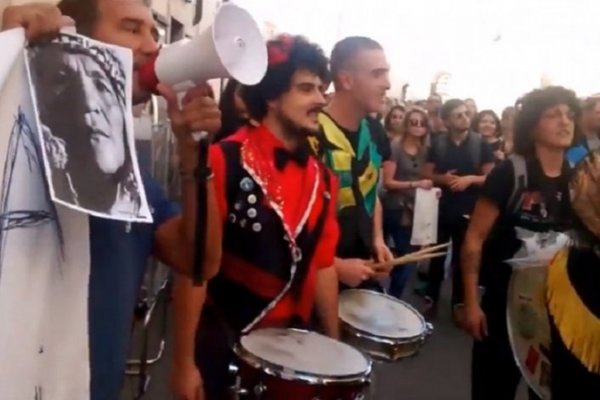 Argentinos protestan frente al hotel donde se hospeda Macri en Italia