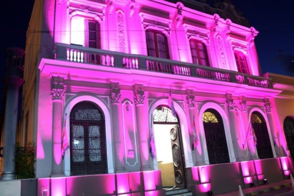 La Municipalidad de Corrientes se iluminó de rosa en el Día Mundial Contra el Cáncer de Mama