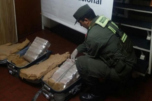 Corrientes: Incautaron 18 paquetes de marihuana dentro de valijas