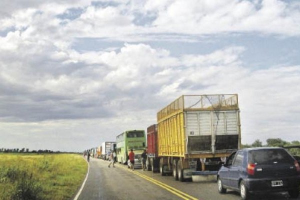 Un hombre murió tras choque entre un auto y un colectivo