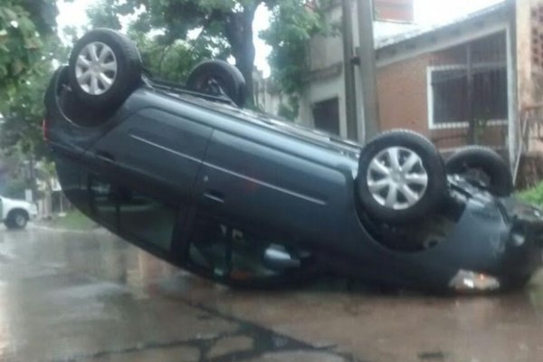 Vehículo descontrolado volcó durante las intensas precipitaciones