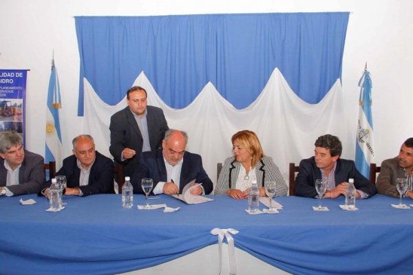 Firman convenios para realizar diferentes obras en San Isidro