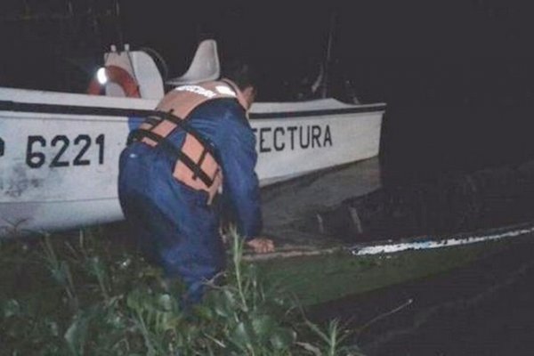 Rescataron a dos pescadores tras dar vuelta campana una canoa