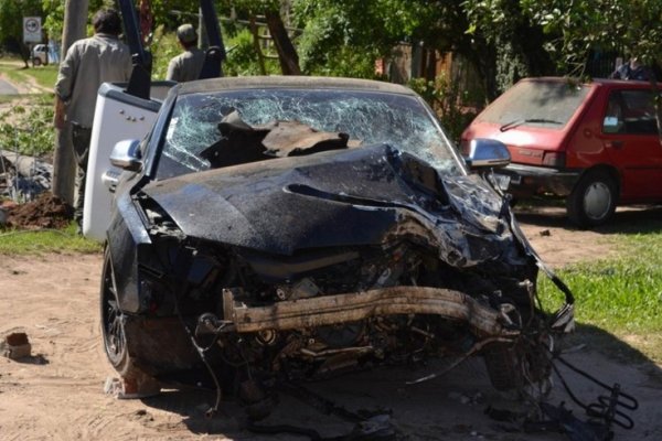 Conductor chocó y derribó un poste de hormigón en avenida Maipú