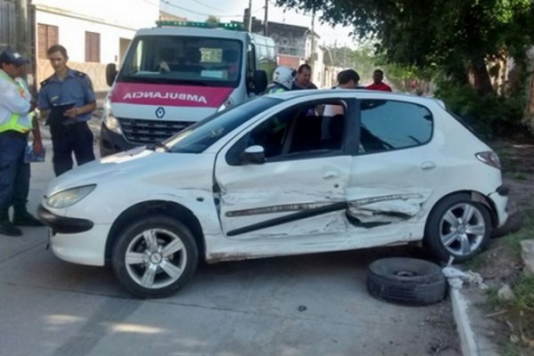 Camioneta antigua chocó y destrozó a un automóvil en el barrio Antártida Argentina: Sin heridos