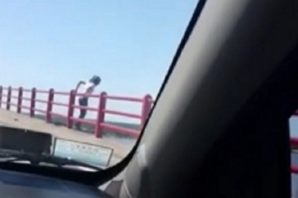 Video: Así se arrojó la joven del puente Chaco-Corrientes