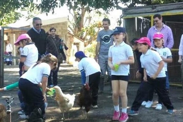 Parodi visitó la granja educativa La Comarca junto a alumnos