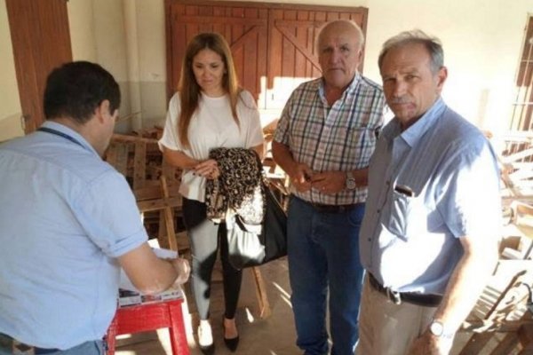 Lanari entregó un taladro de banco para el Centro Domingo y Laura