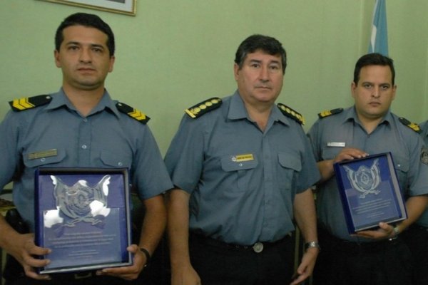 Distinguieron a dos policías por salvar la vida de un joven que intentó arrojarse del puente Interprovincial