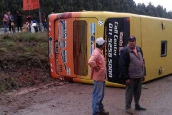 Colectivo que salió de Asunción volcó en Corrientes