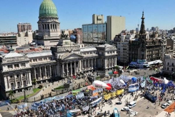 Organizaciones marchan para pedir por la sanción de la Ley de Emergencia Social