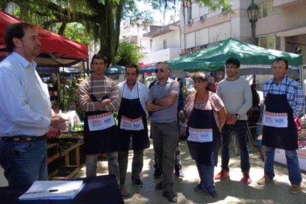 La Municipalidad firmó  convenio con los feriantes para el uso del posnet