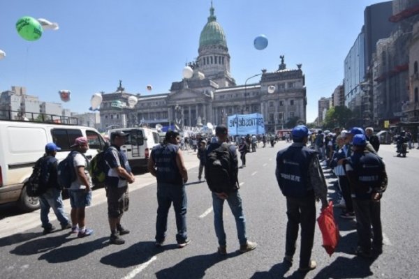 El Gobierno busca contener las protestas sociales y negocia un bono de $2000