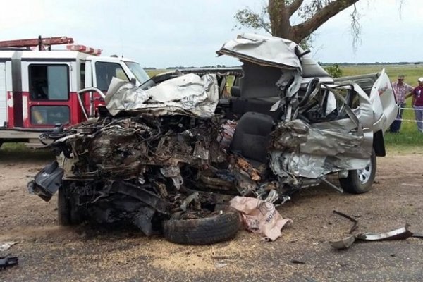 Dos personas mueren en choque frontal entre una camioneta y un camión cerca de San Cosme