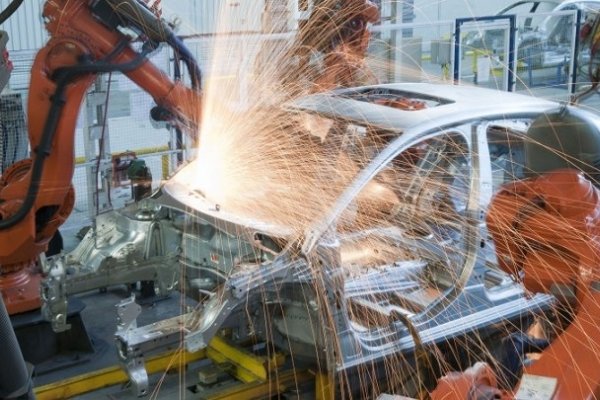 La industria cayó 8% en octubre