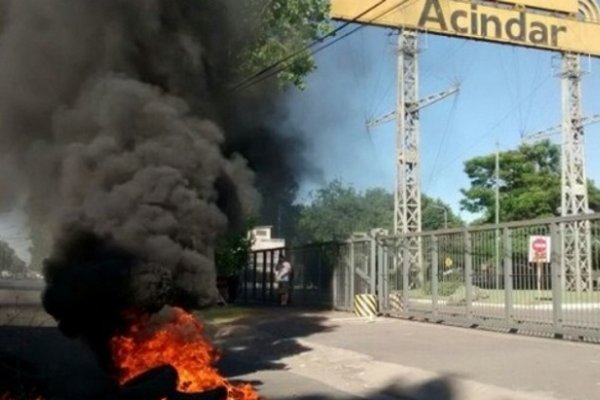 Más despidos y temor de cierre de la planta rosarina de Acindar