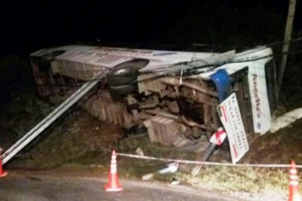 Córdoba: 21 heridos al volcar un colectivo con egresados