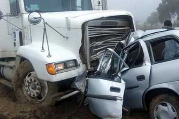 Santo Tomé: Dos muertos al colisionar un auto y un camión