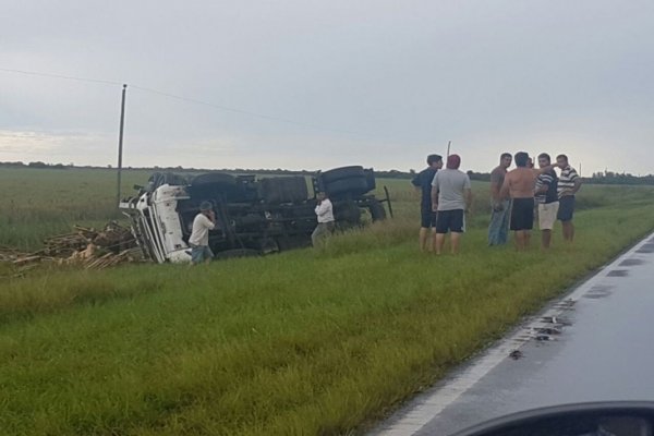 Un hombre debió ser hospitalizado tras el vuelco de un camión