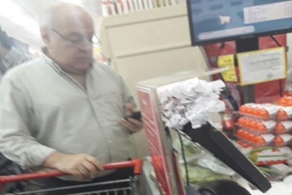 Cura milagrosa: El ex gobernador Arturo Colombi no fue al juzgado pero si al supermercado