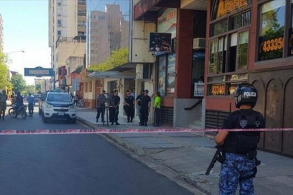 Último momento: Hombre armado tomó de rehenes a empleados de la remisería Apipé