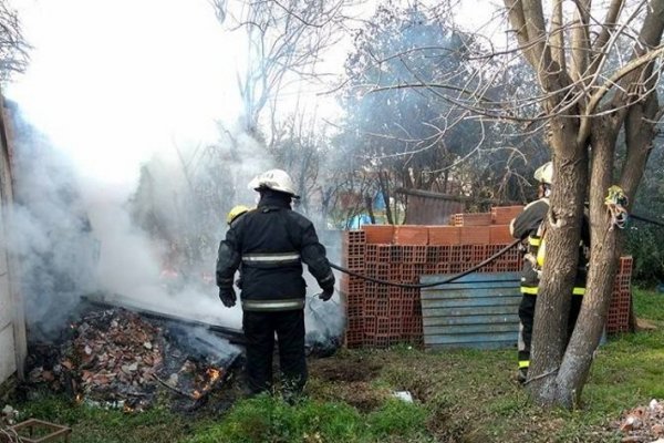 Incendio consumió pequeño galpón de una vivienda en Mercedes