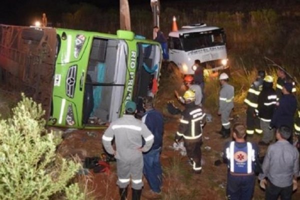 Tragedia en Brasil: Tres muertos y 22 heridos al volcar un micro con egresados de Posadas