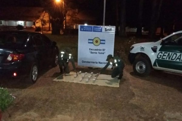 Incautan cerca de un millón de pesos ocultos en una camioneta