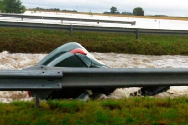 Un auto cayó a un río en Ramallo y murieron dos personas