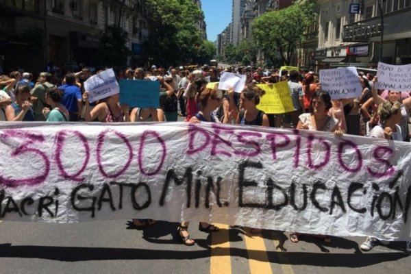 Educación: la toma por la ola de despidos seguirá por tiempo indeterminado