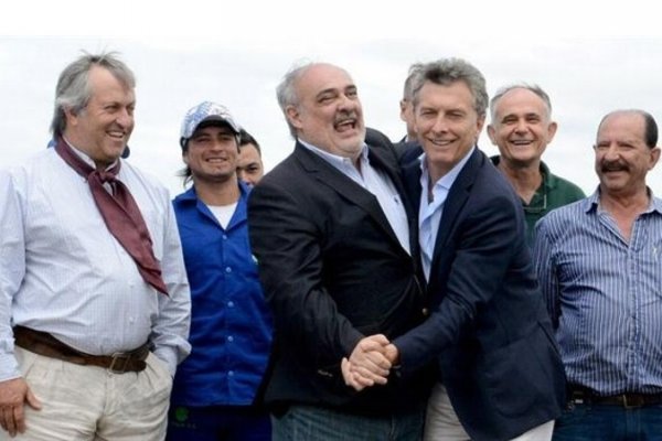 Despidos y precarización laboral: lo que une y separa a Ricardo Colombi de Mauricio Macri