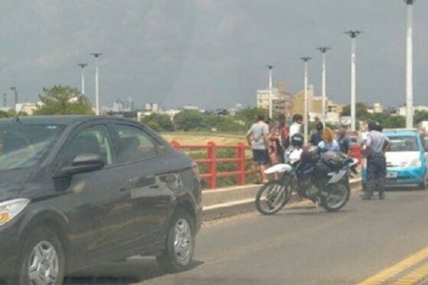 Milagro: Un automovilista evitó que una joven se arroje del puente Chaco-Corrientes