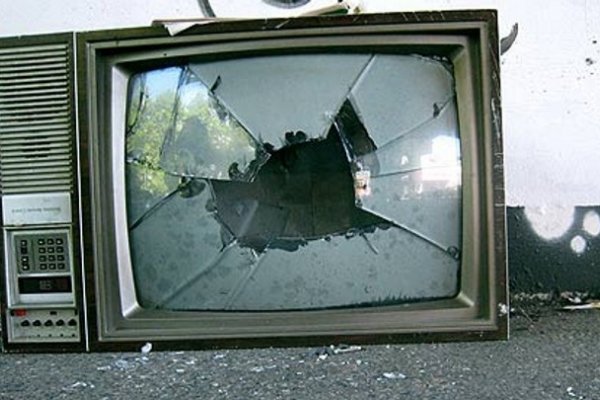 Tres personas quemadas tras explotar un televisor en una comisaría