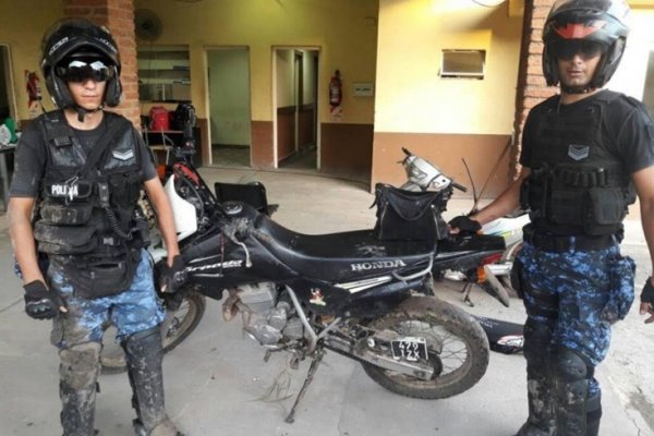 Motochorros abandonaron su rodado y tiraron una cartera robada al ser perseguidos por la policía