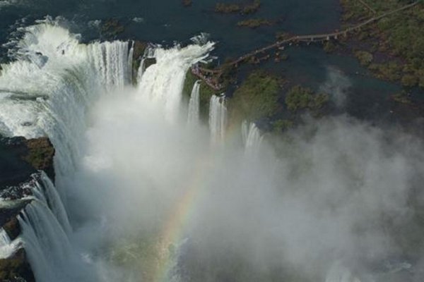 Se distrajo con el celular y cayó por una pasarela de las Cataratas del Iguazú