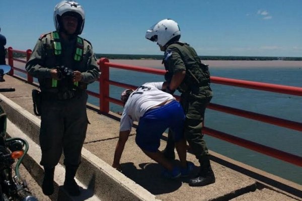 Dos gendarmes evitaron que un joven se arrojara del puente Chaco-Corrientes