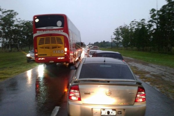 Imprudencia: Colectivo se adelantó a una larga fila de autos y casi provoca una tragedia en Ruta Nacional N° 12