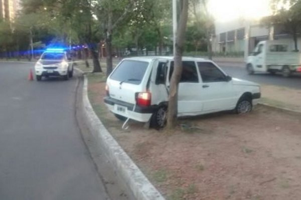 Automovilista quedó sin frenos y chocó contra un árbol en Costanera General San Martín