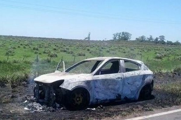 Auto ardió en llamas en Ruta 14