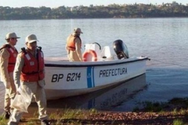 Buscan a un hombre que se arrojó al río para salvar a su hijo y desapareció