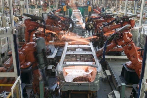 El Gobierno recibe a automotrices para avanzar en una flexibilización laboral