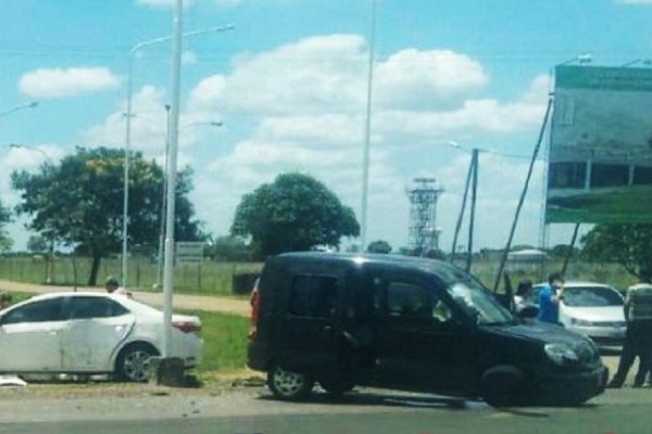 Intentó cruzar entre dos camiones y chocó contra otro auto