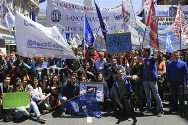 Tras freno al acuerdo salarial, bancarios amenazan con nuevas protestas