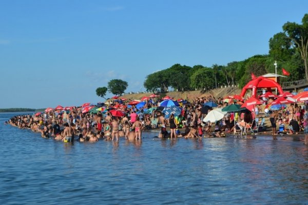 El chamamé y el carnaval hicieron un domingo brillante en la playa Arazaty